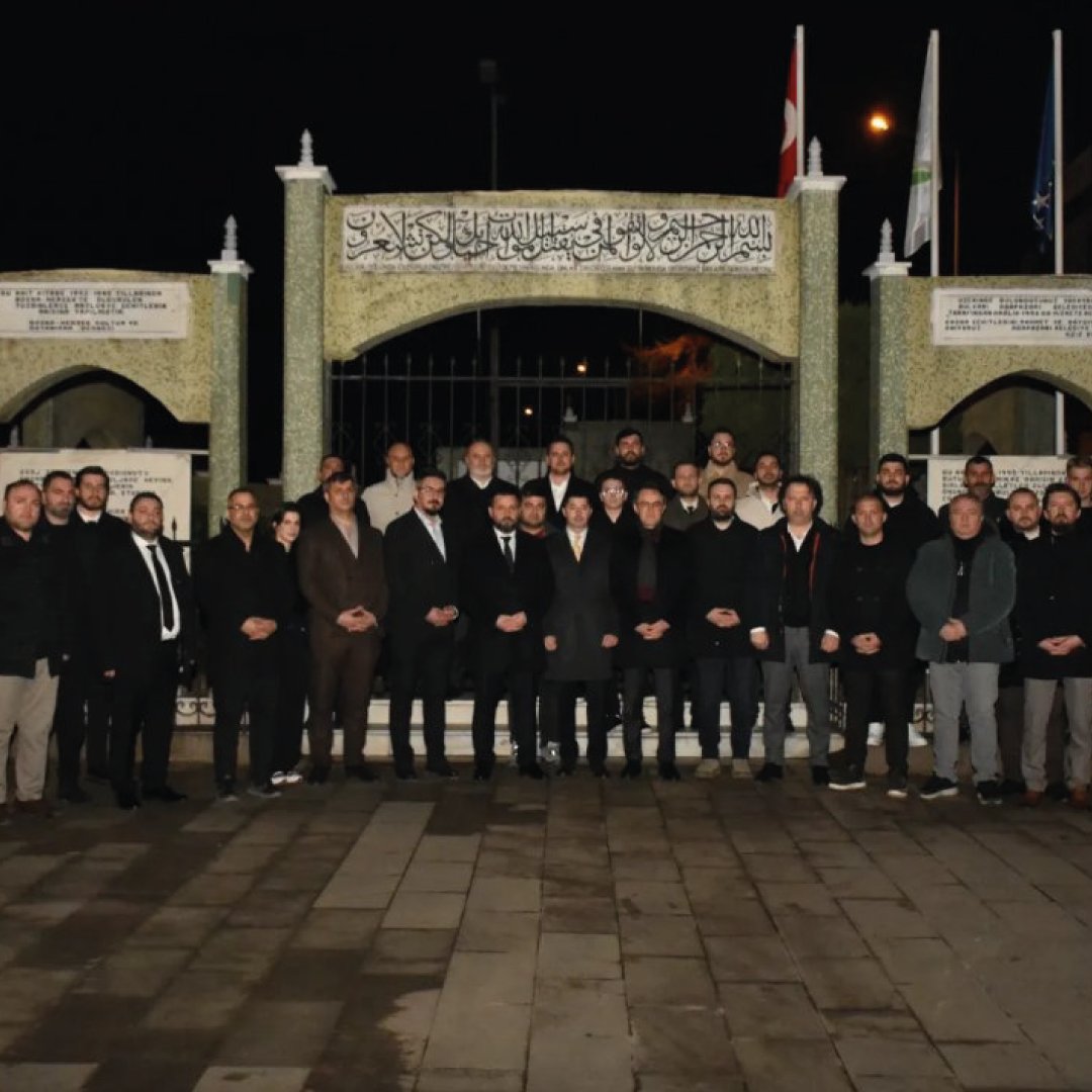 Bosna Hersek’in Brçko Bölgesi Başkanı Damir Bulčević, Bosna Hersek’in bağımsızlığının 34. yıl dönümünde Sakarya’daki Bosna Şehitleri Anıtı’nı ziyaret edere