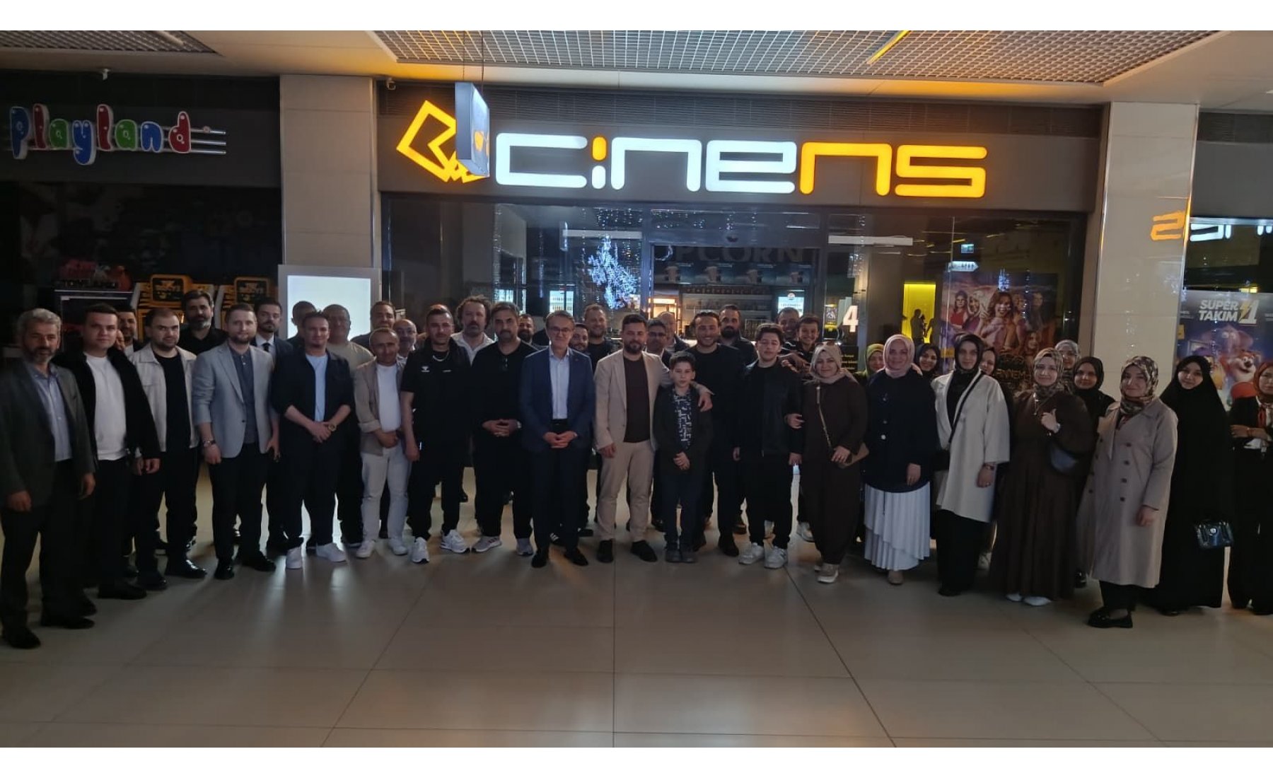 “Geçmişin Kokusu” filmi için Cadde54 Cinemaximum’da özel gala düzenlendi ASRİAD Sakarya Şubesi, dernek üyelerinden ve aynı zamanda Sakaryalı genç oyuncu ol