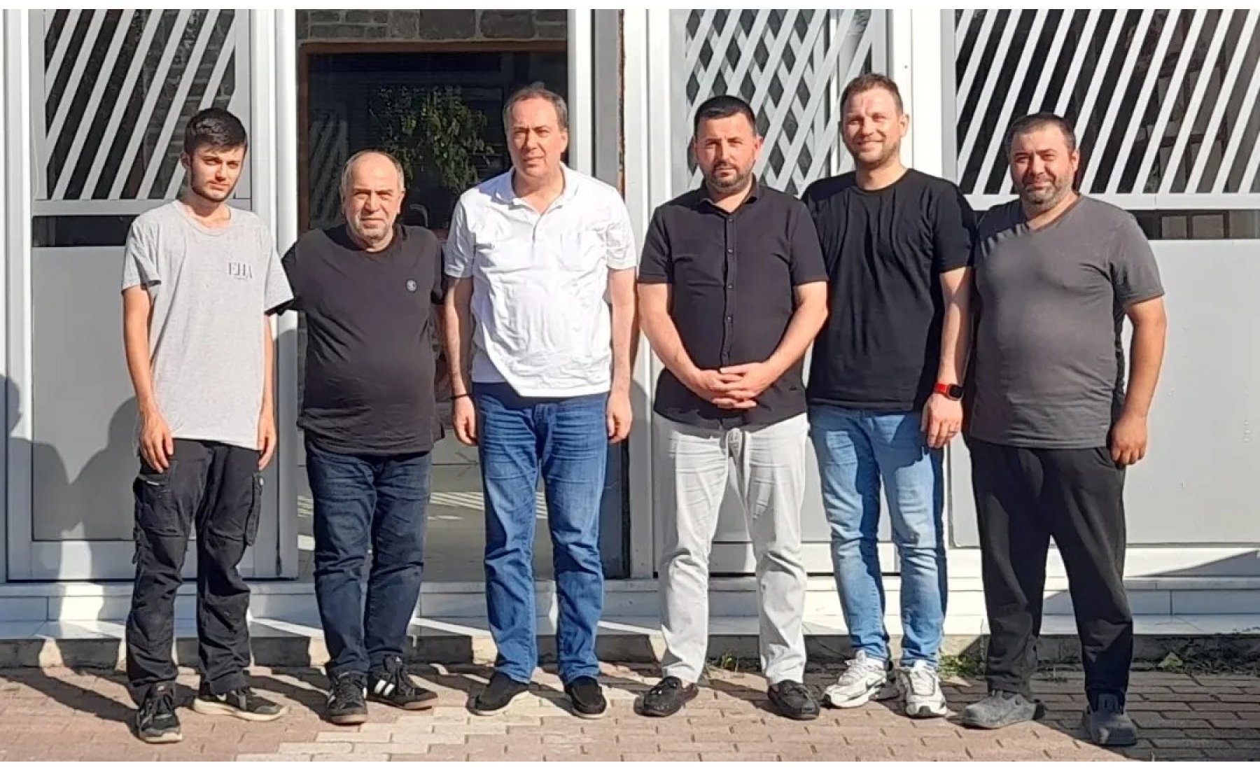 Akparti Sakarya Milletvekili Sn. Murat Kaya ve Asriad Sakarya Başkanı Sn. Rıdvan Ulusal, Asriad Sakarya üyesi, Eha Dekor firma sahibi Sn. Fatih Numanlar’ı 