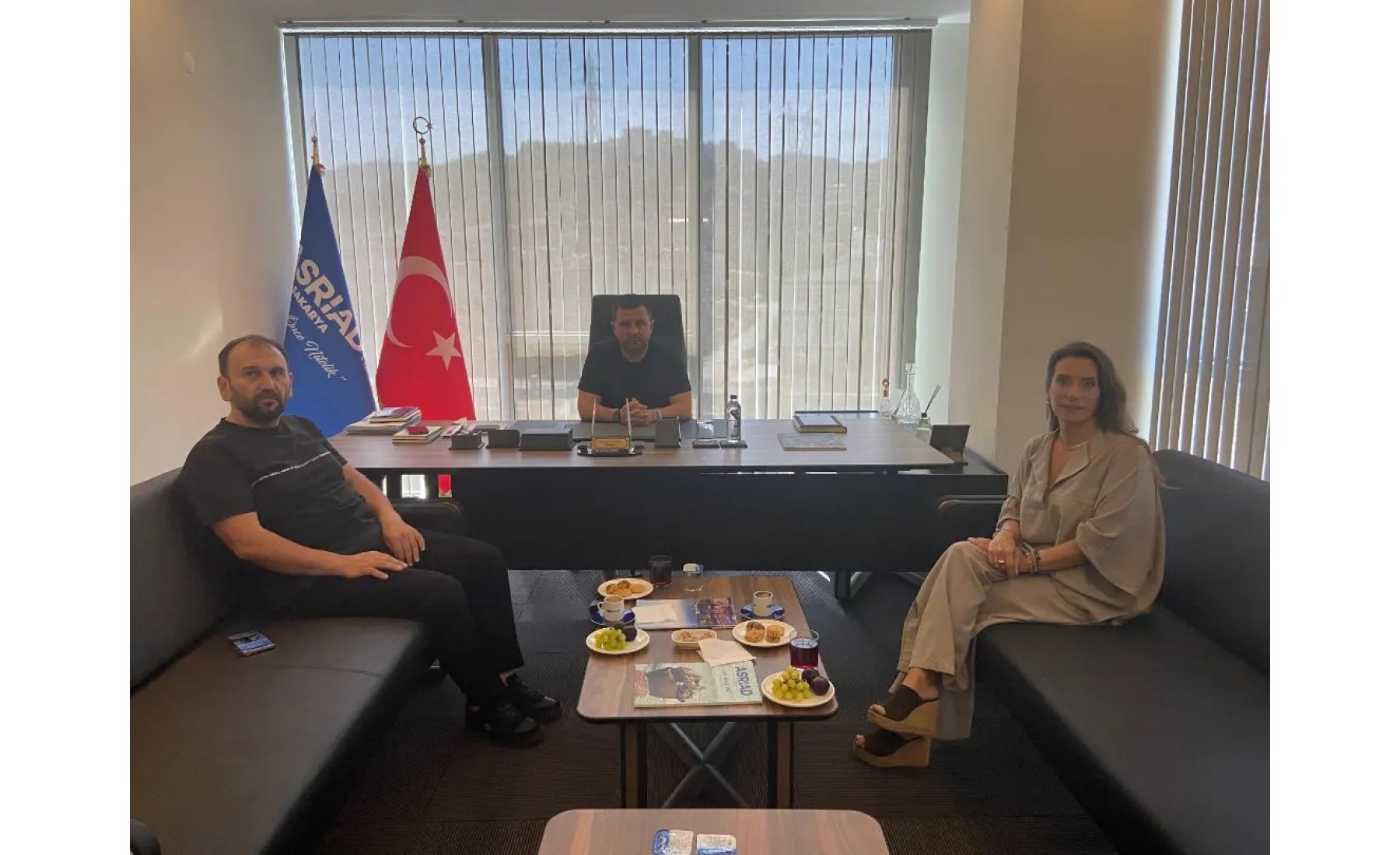 Kızılay Serdivan Kadını Teşkilatı Başkanı Şule Batur, Asriad Sakarya Başkanımız Rıdvan Ulusal’ı ziyaret etti. Nazik ziyaretleri için teşekkür ediyoruz.