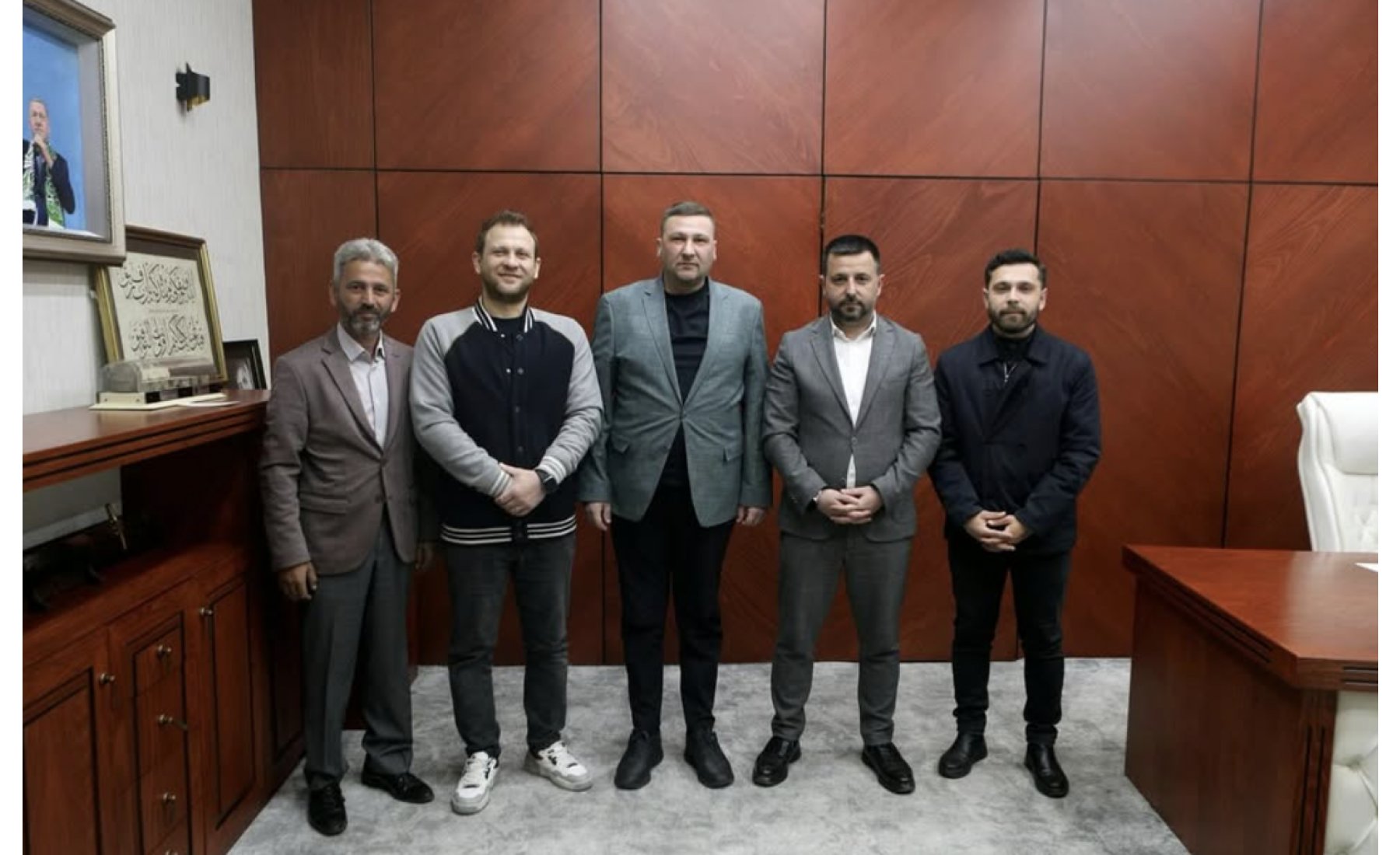 ASRİAD Sakarya, Sakarya Büyükşehir Belediye Başkan Vekili Burak Erken’i ziyaret ederek şehir ekonomisi ve iş birliği konularını görüştü.